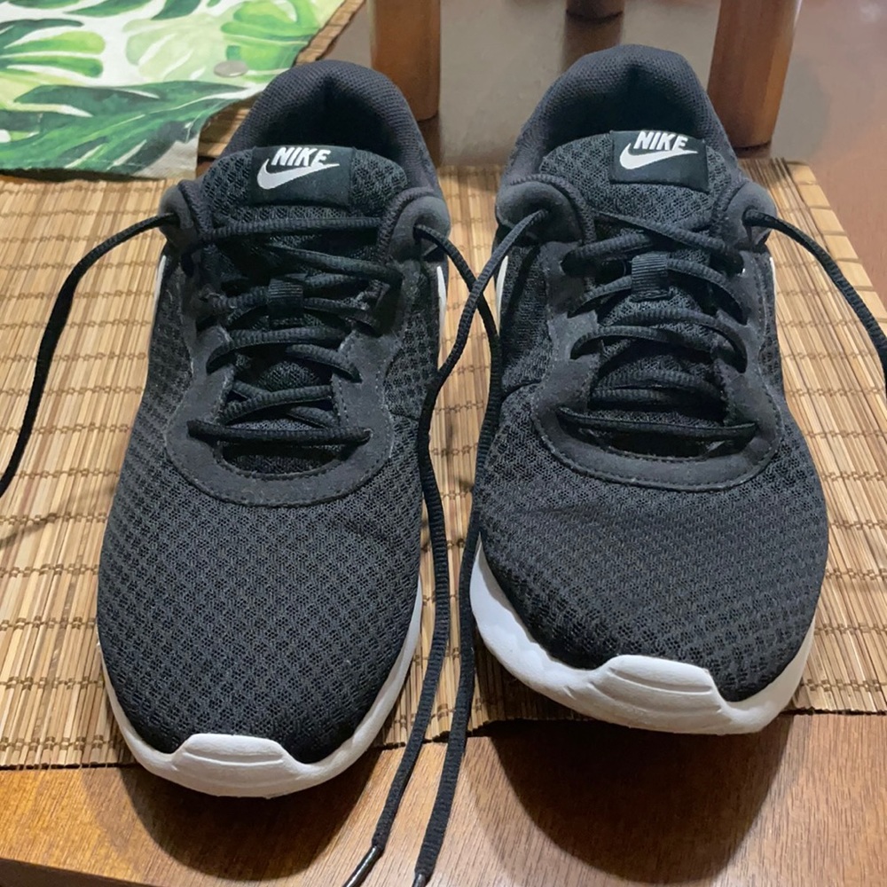 Men’s Nike tanjun black sneaker 11.5